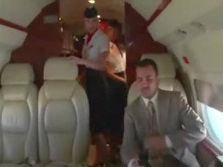 Καυλωμένος/η stewardesses πιπιλίζουν τους clients σκληρά manhood επί ο plane