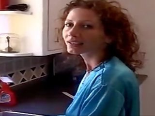 Extraordinary si rambut merah milf mengongkek pada yang dapur
