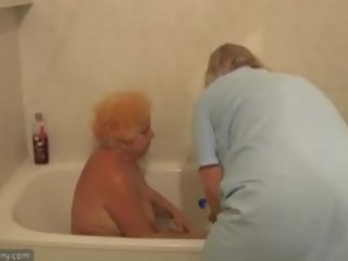 Yang jururawat menerangi lama gemuk nenek dalam bilik mandi