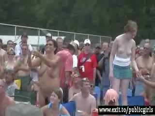 Milfs gående naken i offentlig parten publiken video-
