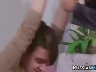 Venäläinen mummi nauttii a nuori akseli