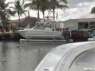 Bikini milf raccolto su scopa su un barca
