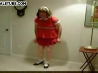 Obscène transsexuel en rouge robe eu une jouet