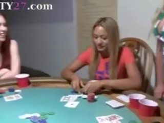 Joven niñas embistiendo en póquer noche