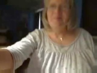 Velika babica masturbira na spletna kamera