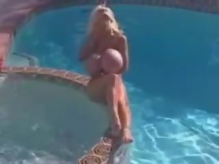 Napali video tettona polveroso superstacked bikini